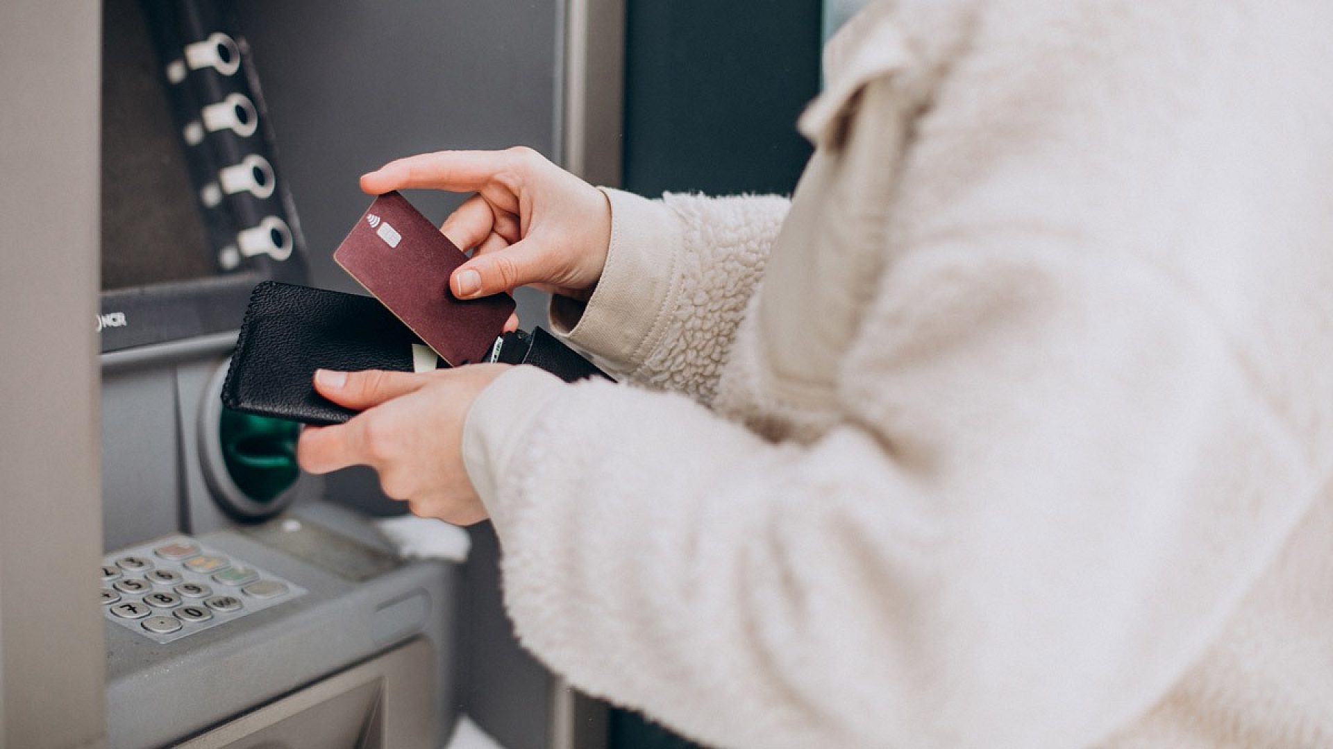 Kobieta przy bankomacie Kobieta przy bankomacie