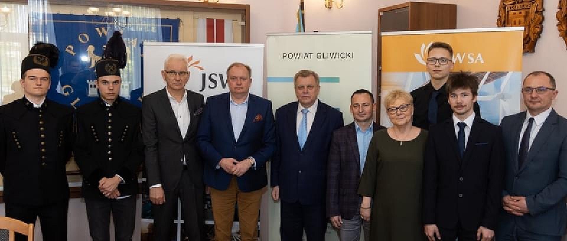 908 A2 FDE B3 F9 494 E B833 C232 A9196 CDD 908 A2 FDE B3 F9 494 E B833 C232 A9196 CDD