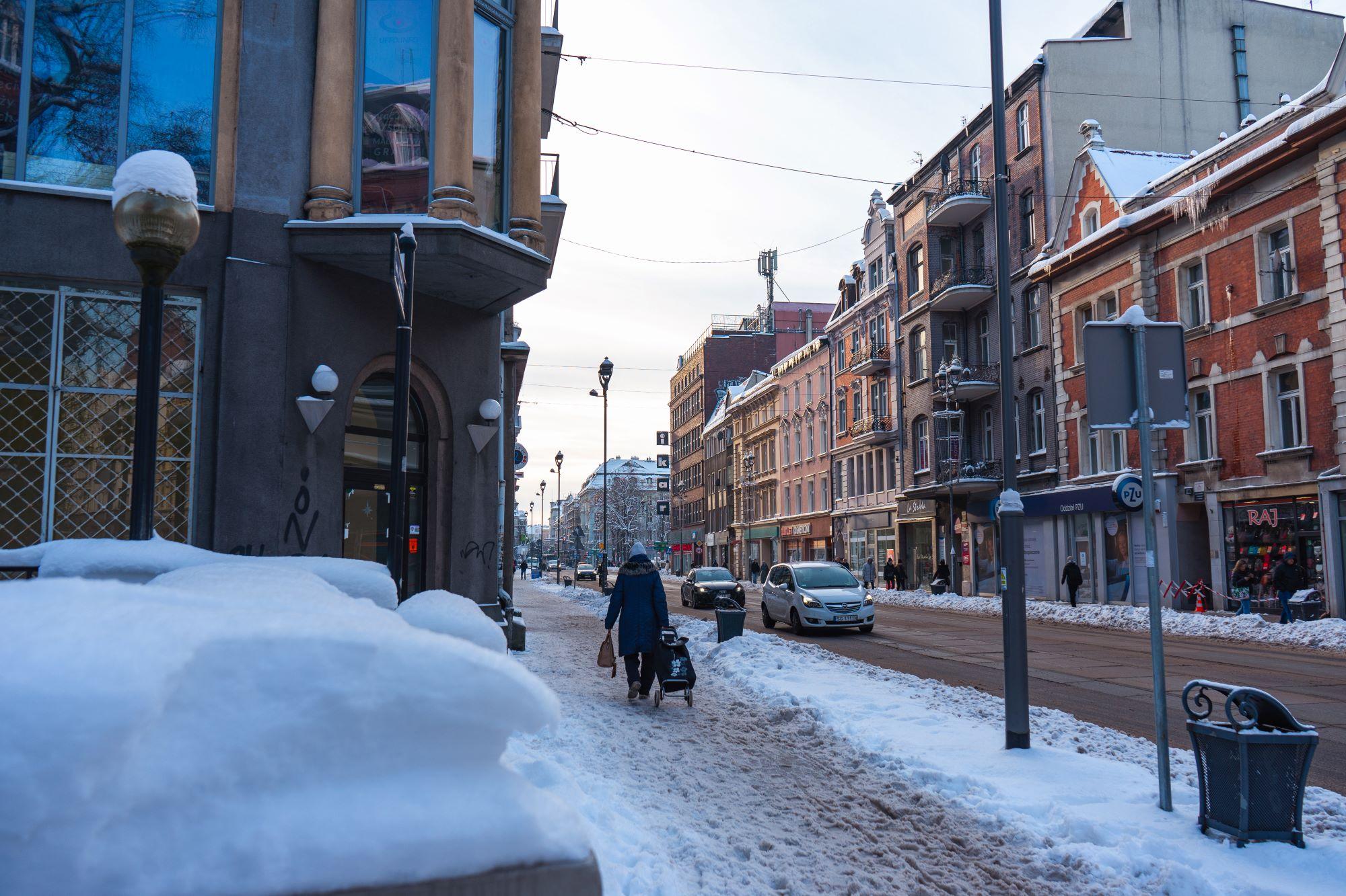 Zima na ulicy Zwycięstwa w Gliwicach. To salon miasta, gdzie wolno (a choćby trzeba!) patrzeć w górę