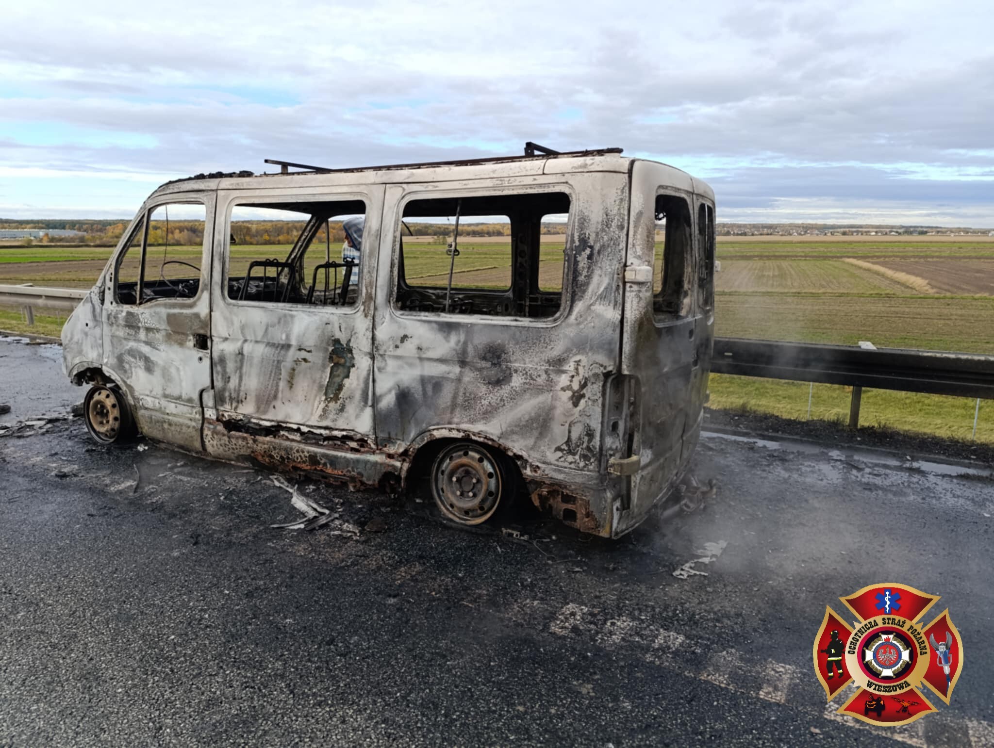 Groźne zdarzenie na autostradzie A1 w kierunku Gliwic. Samochód stanął w ogniu